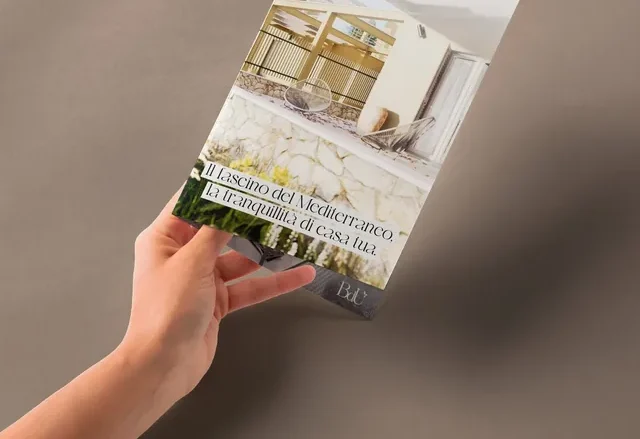 Brochure di un progetto immobiliare tenuta in mano